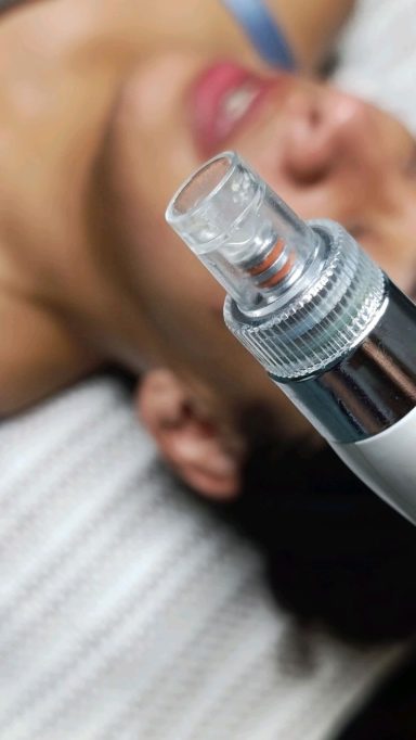 Aplicación de ampolla y sérum en tratamiento hydrafacial en Palma
