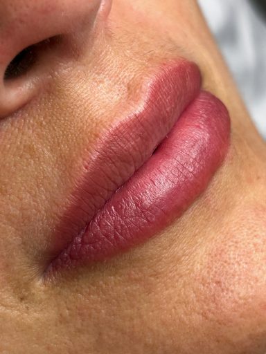 Labios recién hechos Resultado final de micropigmentación de labios natural en Palma