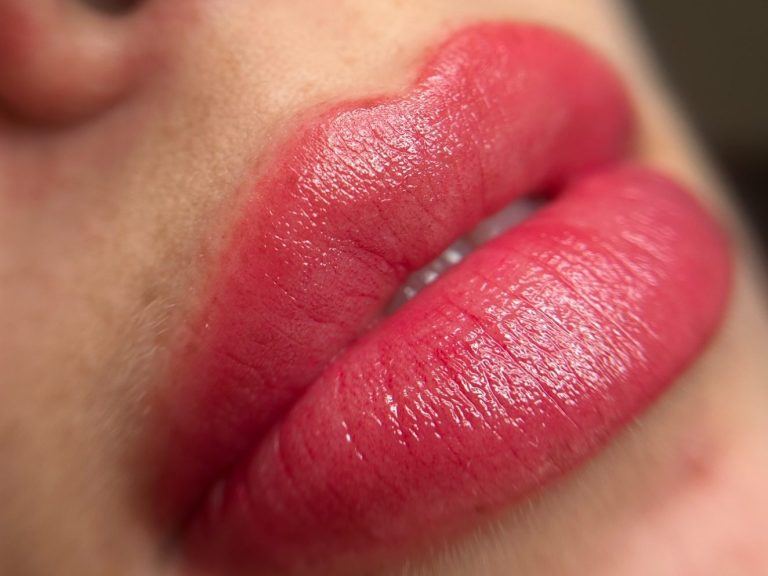 labios micropigmentados Palma de Mallorca Proceso de micropigmentación de labios con técnica acuarela. Un acabado natural y homogéneo con un color fresco y luminoso.