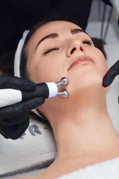 Cabezal de radiofrecuencia durante tratamiento hydrafacial en Palma